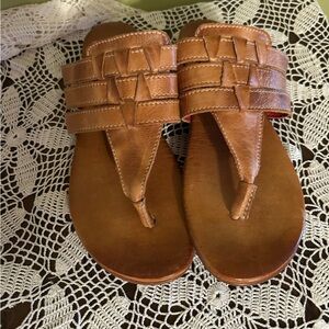 Bed:Stu Yoli Women's Size 8.5 Tan Leather Sandals flip flops